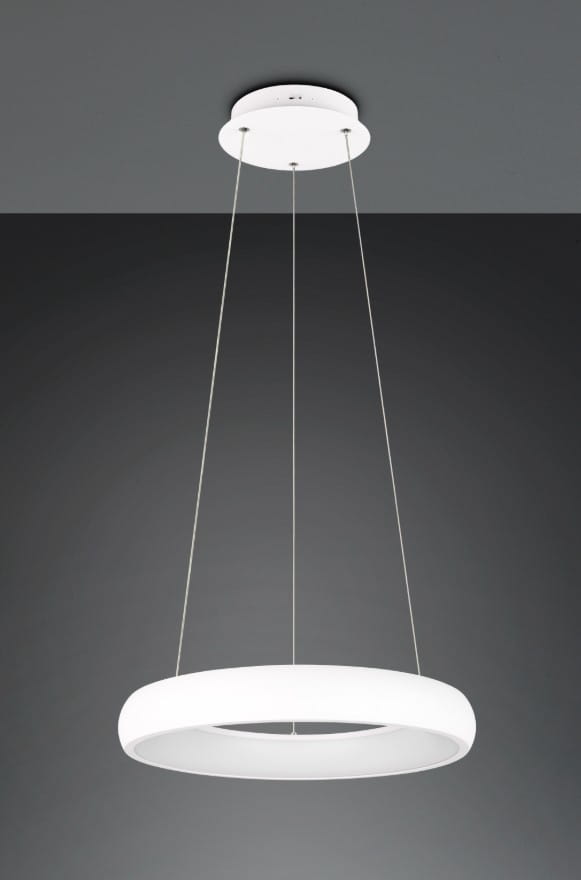 Lampa wisząca Cardona w kształcie okręgu, biała, zawieszona na cienkich linkach. Posiada źródło światła LED o mocy 29W, z możliwością regulacji temperatury barwowej. Montaż sufitowy, minimalistyczny design. Tło ciemne.