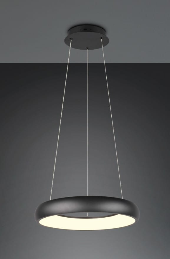 Lampa wisząca Cardona w kolorze czarnym, z jedną diodą LED o mocy 29W. Okrągły kształt z matowym wykończeniem i białym kloszem emitującym światło. Zawieszona na cienkich linkach, montowana do sufitu, na jednolitym tle.