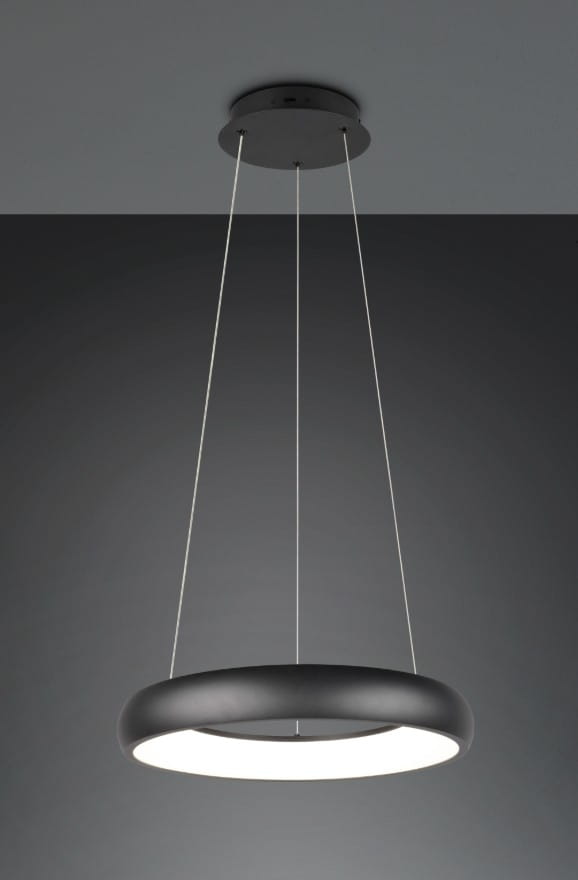 Lampa wisząca Cardona w kolorze czarnym, z okrągłym kloszem LED o średnicy widocznej w dolnej części. Zawieszona na dwóch cienkich linkach, montowana do sufitu. Prosta, nowoczesna konstrukcja w minimalistycznym stylu.