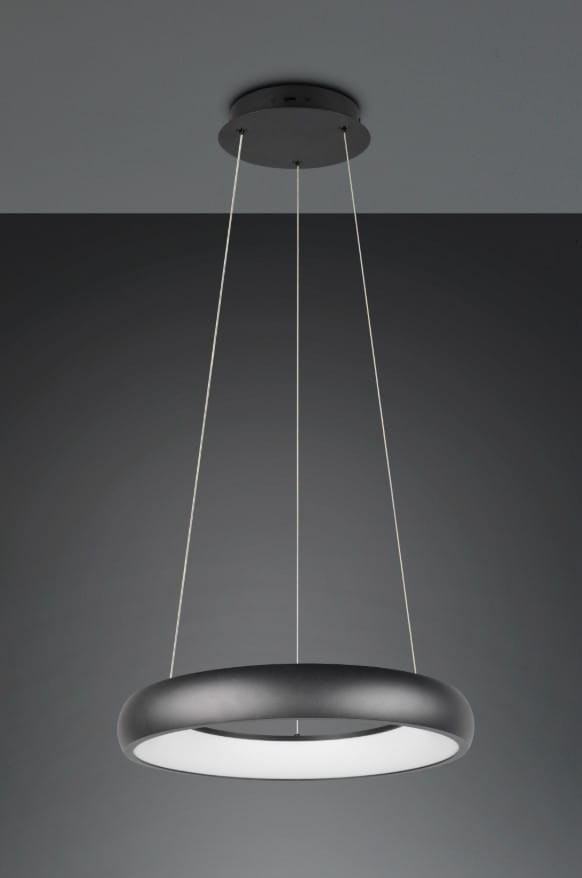Lampa wisząca Cardona w kolorze czarnym, z okrągłym kloszem LED o średnicy 29 cm. Zawieszona na cienkich linkach, emitująca ciepłe światło, zamontowana na sufitowej podstawie. Prosty, nowoczesny design, idealna do salonu lub jadalni.