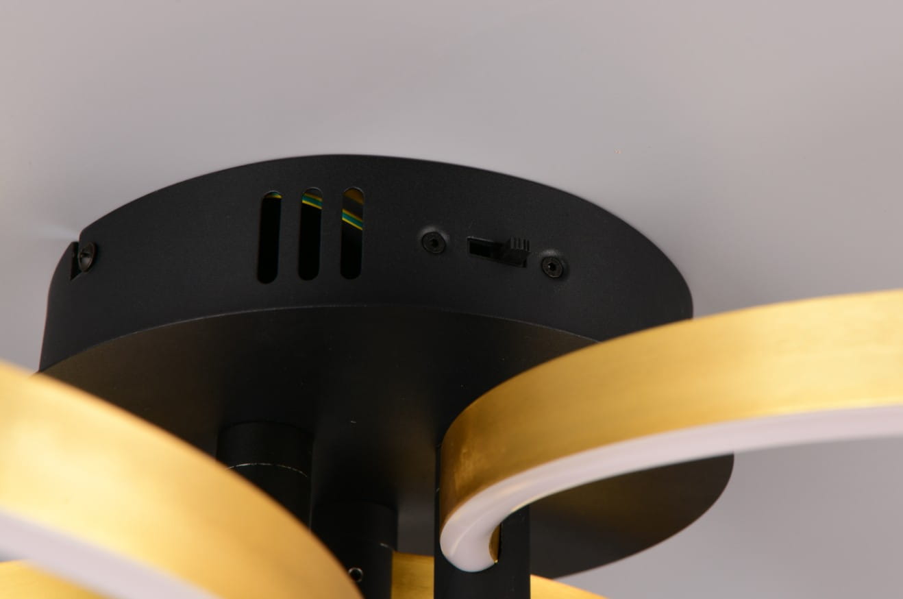 Czarna lampa sufitowa Caruso z złotymi akcentami, z widocznym mocowaniem i przełącznikiem. Zbliżenie na elementy montażowe oraz detale wykończenia. Produkt zaprojektowany do użycia z LED 43W CCT.