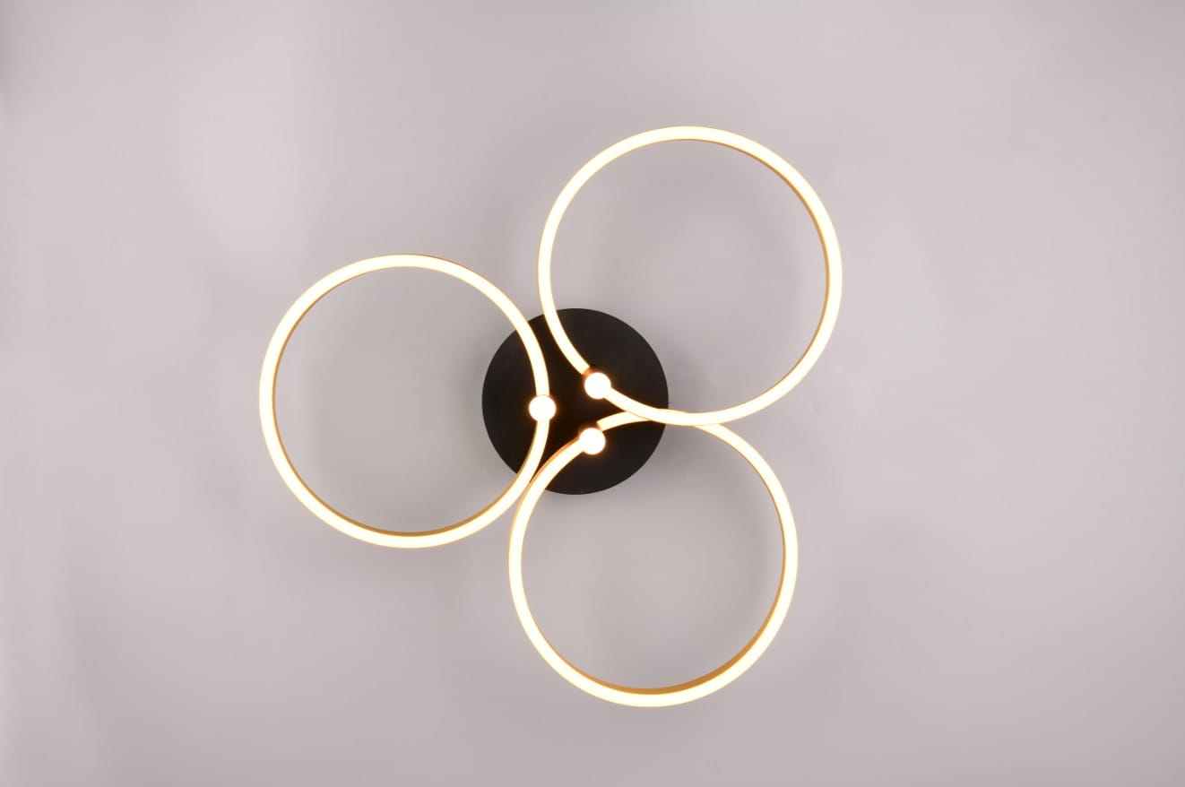 Lampa sufitowa Caruso w kolorze czarnym i złotym z jedną diodą LED o mocy 43W. Posiada trzy okrągłe pierścienie świetlne, zamontowane na okrągłej podstawie. Ujęcie z góry, na jednolitym tle.