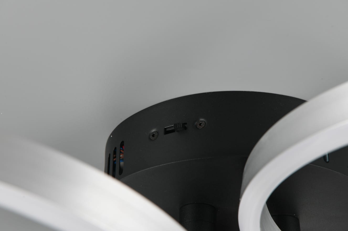 Caruso lampa sufitowa w kolorze czarnym z aluminium, z jedną żarówką LED o mocy 43W. Widoczna podstawa z kablami oraz przełącznikiem. Ujęcie z boku, pokazujące detale mocowania i elementy konstrukcji.