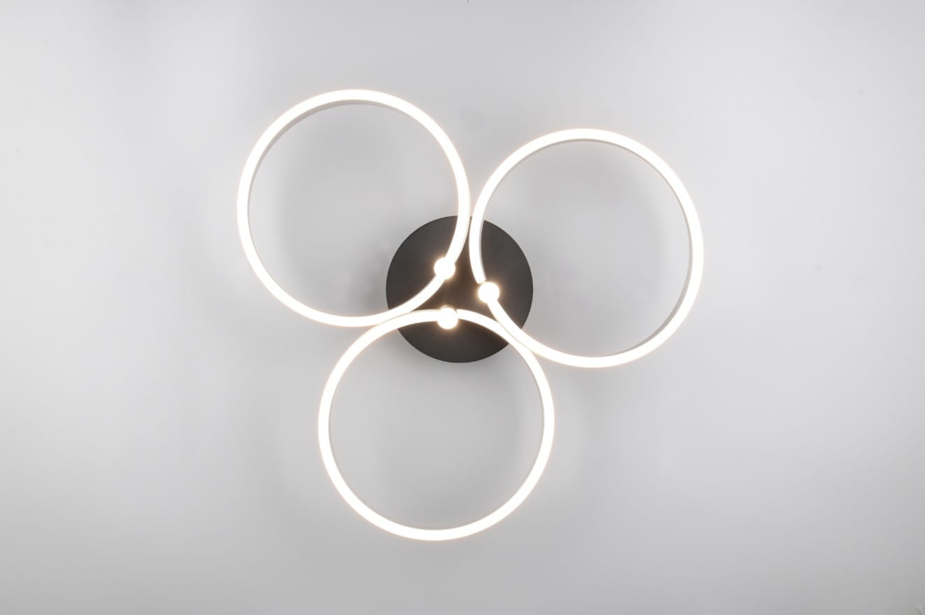 Lampa sufitowa Caruso w kolorze czarnym z aluminium, z trzema okrągłymi pierścieniami LED o ciepłej barwie światła. Ujęcie z góry, montowana na suficie, z widocznymi źródłami światła w centralnej części. Prosty, nowoczesny design.