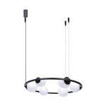 Lampa wisząca Orbit 3xE27+3xE14 w kolorze czarnym i białym, z sześcioma okrągłymi białymi kloszami umieszczonymi w czarnym metalowym pierścieniu. Dwa przewody w kolorze czarnym zwisają z sufitu.