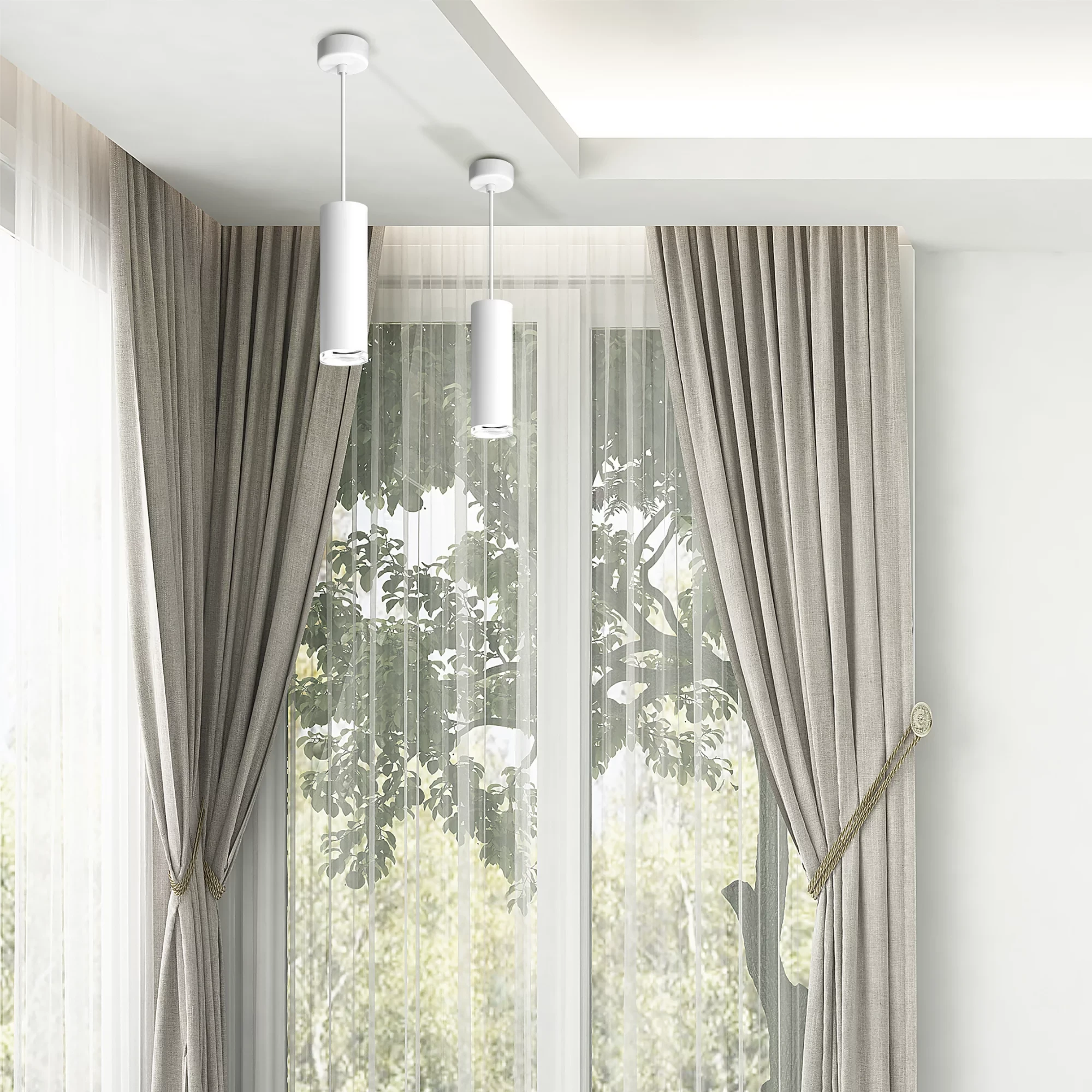 Lampa wisząca Turyn IP44 w kolorze białym, z cylindrycznym kloszem, zawieszona na cienkim przewodzie. Widoczna w aranżacji wnętrza z zasłonami w odcieniu szaro-beżowym oraz dużymi oknami, przez które wpada naturalne światło.