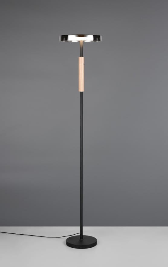 Lampa podłogowa Celeste z czarnym metalowym stelażem i przydymionym kloszem, z drewnianym uchwytem. Ujęcie frontalne, stojąca na płaskiej powierzchni. Widoczny kabel zasilający. Wymiary i detale konstrukcyjne nieokreślone.
