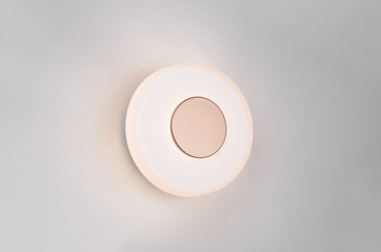Plafon Celeste 1xLED/10W w kolorze kawowym i białym, okrągły kształt z matowym kloszem i centralnym, metalicznym detalem. Ujęcie frontalne, zamontowany na szarym tle, idealny do nowoczesnych wnętrz.