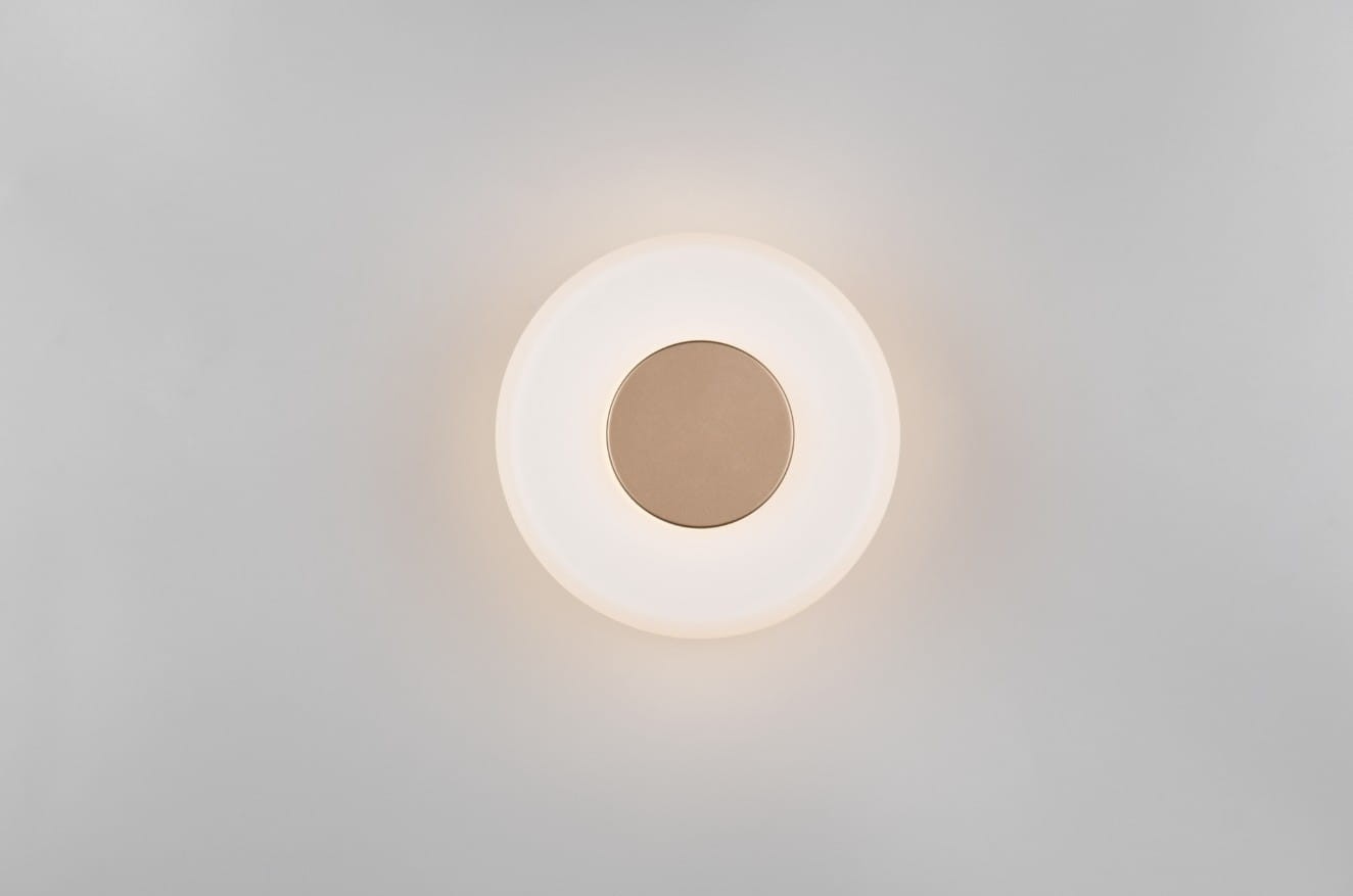 Plafon Celeste 1xLED/10W w kolorze kawowym i białym, okrągły kształt z matowym kloszem i centralnym, metalicznym elementem. Widok z góry, zamontowany na jasnym tle. Idealny do nowoczesnych wnętrz.