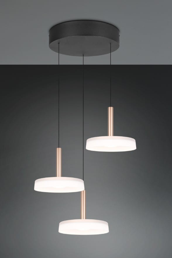 Lampa wisząca Celeste z trzema okrągłymi kloszami w białym kolorze, zawieszona na cienkich czarnych linkach. Metalowe elementy w odcieniu kawowym. Montaż sufitowy, widok frontalny, na jednolitym tle.