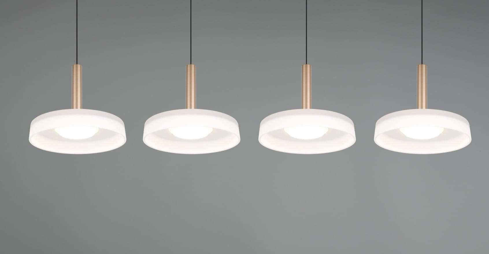 Lampa wisząca Celeste z czterema źródłami LED, o mocy 30W. Posiada białe klosze z matowego szkła i miedziane, metalowe zawieszenia. Ułożona w linii, zawieszona na czarnych linkach, na szarym tle. Idealna do nowoczesnych wnętrz.