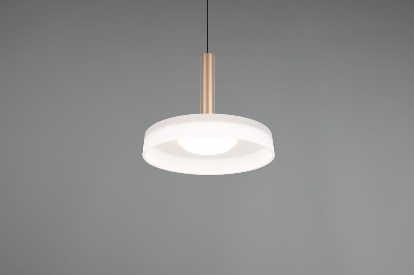 Lampa wisząca Celeste w kolorze kawowym i białym, z metalowym, złotym uchwytem. Okrągły klosz z matowego szkła, zawieszony na czarnym przewodzie. Źródło światła LED o mocy 10W, widoczny efekt rozproszonego światła. Idealna do nowoczesnych wnętrz.