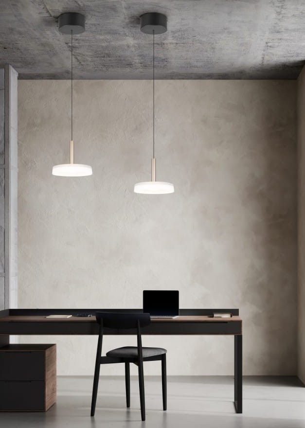 Lampa wisząca Celeste 1xLED/10W w kolorze kawowym i białym, z minimalistycznym kloszem, zawieszona na cienkich linkach. Widok frontalny, w nowoczesnym wnętrzu biurowym z drewnianym biurkiem i czarnym krzesłem.