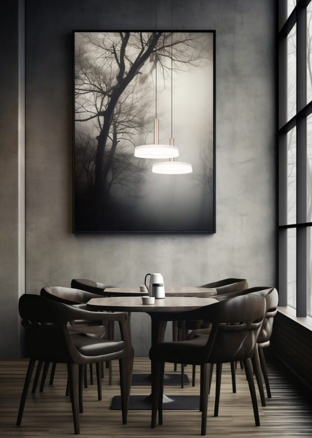 Lampa wisząca Celeste w kolorze kawowym i białym, z jedną żarówką LED 10W. Zawieszona nad okrągłym drewnianym stołem, w nowoczesnej aranżacji z ciemnymi krzesłami. Tło stanowi szare ściany i duże okno, co podkreśla elegancki styl wnętrza.