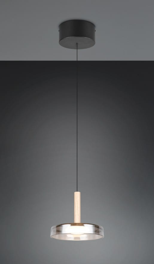 Lampa wisząca Celeste z jedną diodą LED o mocy 10W, w kolorze czarnym z chromowanym wykończeniem. Posiada drewniany uchwyt oraz szklany klosz w kształcie okręgu, zawieszona na cienkim czarnym przewodzie.