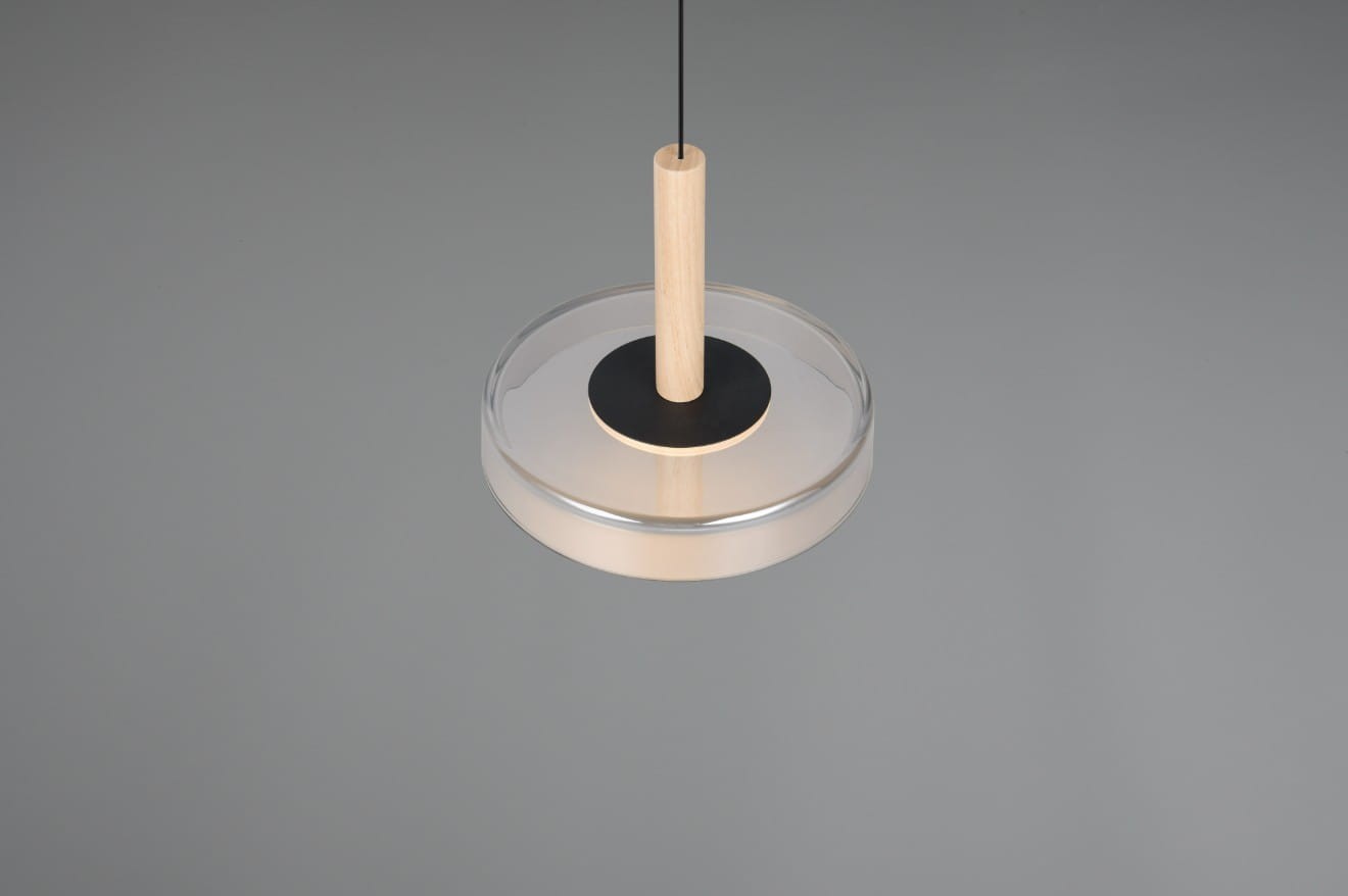 Lampa wisząca Celeste w kolorze czarnym i chromowanym z elementem drewnianym. Okrągła, przezroczysta osłona z LED o mocy 10W. Ujęcie z góry, zawieszona na cienkim czarnym przewodzie, w minimalistycznym, jasnym tle.