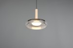 Lampa wisząca Celeste z oprawą w kolorze czarnym i chromowanym, z drewnianym uchwytem. Szklany klosz w kształcie okręgu, z widocznym źródłem światła LED o mocy 10W. Produkt zawieszony poziomo, na jednolitym tle.