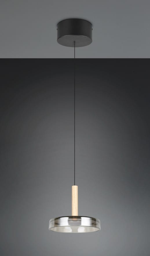 Lampa wisząca Celeste z jedną żarówką LED 10W, w kolorze czarnym i chromowanym, z drewnianym uchwytem. Posiada okrągły klosz z przezroczystym wykończeniem, zawieszona na cienkim, czarnym przewodzie.