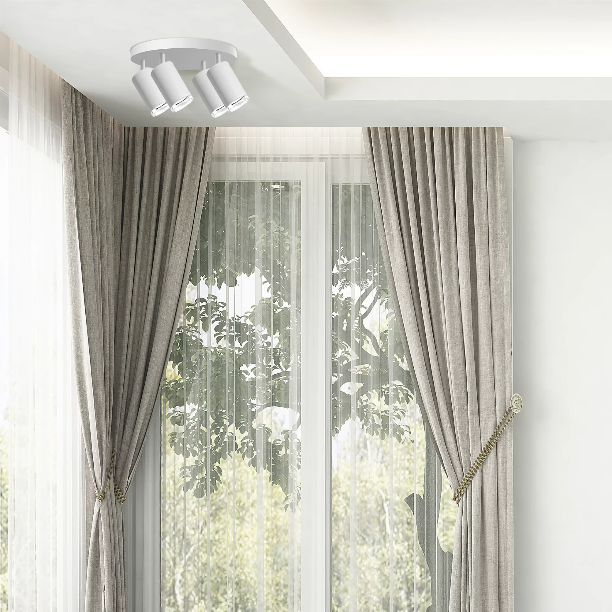 Lampa sufitowa Turyn IP44 w kolorze białym z czterema oprawami GU10, zamontowana na suficie. Ujęcie z perspektywy frontalnej, w tle widoczne zasłony i okno z roślinnością.