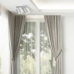 Lampa sufitowa Turyn IP44 w kolorze białym z czterema oprawami GU10, zamontowana na suficie. Ujęcie z perspektywy frontalnej, w tle widoczne zasłony i okno z roślinnością.