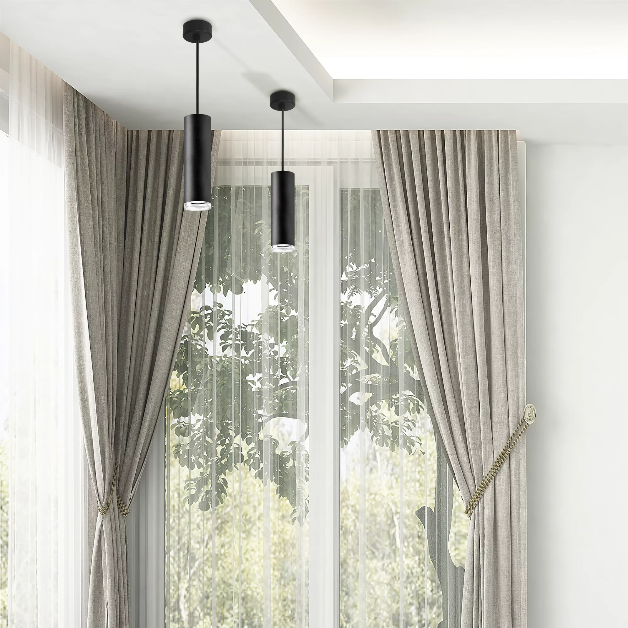 Lampa wisząca Turyn IP44 w kolorze czarnym, z jedną oprawą GU10, zawieszona pod sufitem w nowoczesnym wnętrzu. Lampa ma cylindryczny kształt i minimalistyczny design, widoczna obok zasłon w jasnym kolorze.