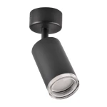 Czarna lampa sufitowa Turyn IP44 z jednym spotem, wyposażona w oprawę GU10. Cylindryczny korpus z matowego metalu, z przezroczystą szybą na końcu, zamontowana na okrągłej podstawie. Ujęcie z boku, ukazujące detal konstrukcji.
