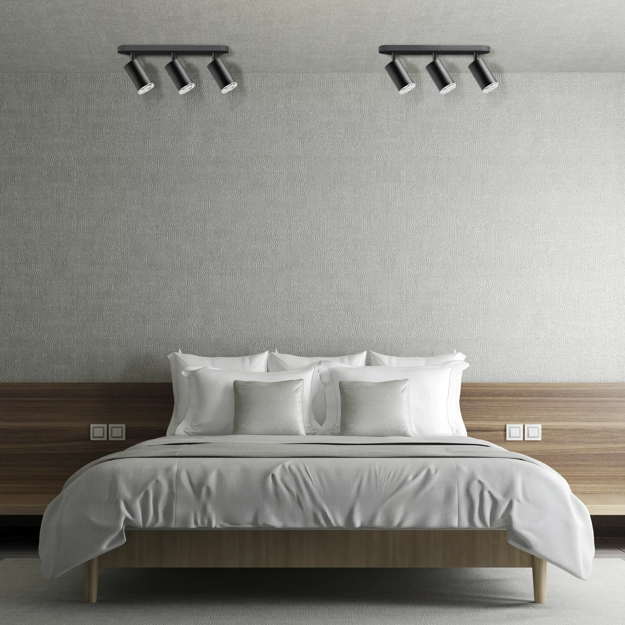 Czarna lampa sufitowa Turyn IP44 z trzema reflektorami GU10, zamontowana na suficie, skierowana w dół. W tle widoczna nowoczesna sypialnia z łóżkiem i poduszkami w jasnych odcieniach.