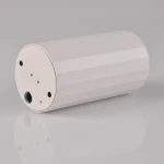 Lampa sufitowa Nicea w kształcie tuby, biała z złotymi akcentami, wykonana z matowego metalu. Ujęcie z boku, leżąca na płaskiej powierzchni, z widocznymi otworami montażowymi i miejscem na żarówkę GU10.