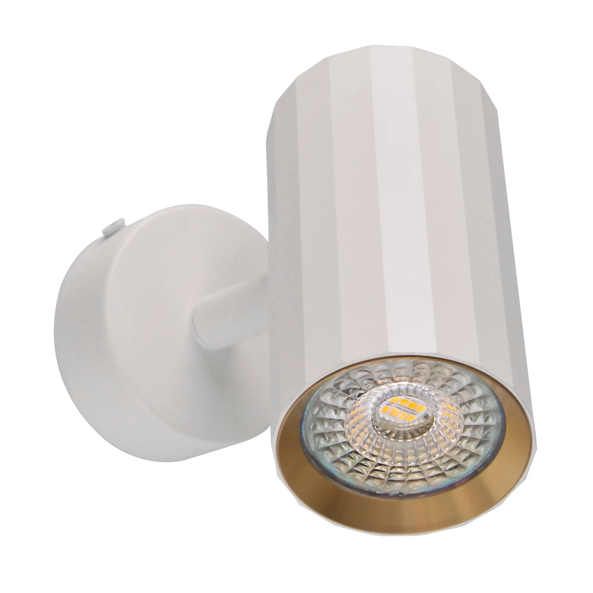 Lampa sufitowa Nicea w kolorze białym i złotym, z cylindrycznym kloszem i fakturą w pionowe linie. Zainstalowana na okrągłej bazie, z widocznym gwintem GU10 i reflektorem w złotej oprawie. Ujęcie z boku, podkreślające elegancki design.