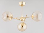Lampa wisząca Primery Gold w kolorze złotym, z trzema kloszami w kształcie kul, wykonana z przezroczystego szkła. Ułożenie na metalowej ramie z widocznymi elementami montażowymi. Produkt w pozycji wiszącej, na jednolitym tle.