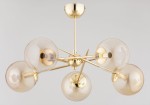 Lampa wisząca Primery Gold z pięcioma kloszami E14 w złotym wykończeniu. Klosze w kształcie kul, przezroczyste z delikatnym żółtym odcieniem, umieszczone na metalowej konstrukcji z promieniami. Montaż sufitowy, widok z dołu.