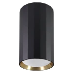 Lampa sufitowa Nicea w kształcie tuby, w kolorze czarnym z metalicznym złotym wykończeniem u góry. Posiada gładką, teksturowaną powierzchnię oraz okrągły klosz. Ujęcie frontalne, z widocznym detalem złotej obręczy.