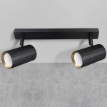 Czarna lampa sufitowa Nicea z dwoma reflektorami GU10, zawieszona na prostokątnej, czarnej podstawie. Reflektory mają teksturowaną powierzchnię i złote wnętrza, skierowane w dół, co podkreśla ich nowoczesny design.