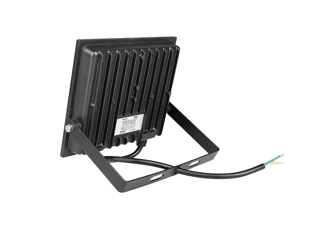 Naświetlacz LED halogen 50W w kolorze czarnym, o neutralnej białej barwie światła. Z tyłu posiada metalową podstawę oraz widoczny kabel z przewodami. Konstrukcja o prostokątnym kształcie z żeberkowaniem zapewnia efektywne odprowadzanie ciepła.