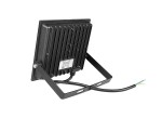 Naświetlacz LED halogen 50W w kolorze czarnym, o neutralnej białej barwie światła. Z tyłu posiada metalową podstawę oraz widoczny kabel z przewodami. Konstrukcja o prostokątnym kształcie z żeberkowaniem zapewnia efektywne odprowadzanie ciepła.