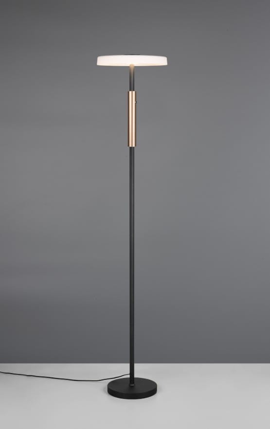Lampa podłogowa Celeste w kolorze kawowym i białym, z okrągłym kloszem i metalowym wykończeniem. Stojąca konstrukcja z prostym, czarnym stelażem i okrągłą podstawą. Zasilana LED, moc 15W. Tło szare, minimalistyczne.