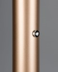 Lampa podłogowa Celeste w kolorze kawowym i białym, z metalowym stelażem w odcieniu złotym. Widoczne detale to przycisk włącznika o okrągłym kształcie z chromowanym wykończeniem, umieszczony na górnej części nogi lampy. Tło szare.