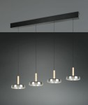 Lampa wisząca Celeste z czterema kloszami LED, w kolorze czarnym z chromowanymi detalami. Klosze mają okrągły kształt i drewniane uchwyty. Zawieszona na cienkich linkach, umieszczona na prostokątnej, czarnej podstawie.