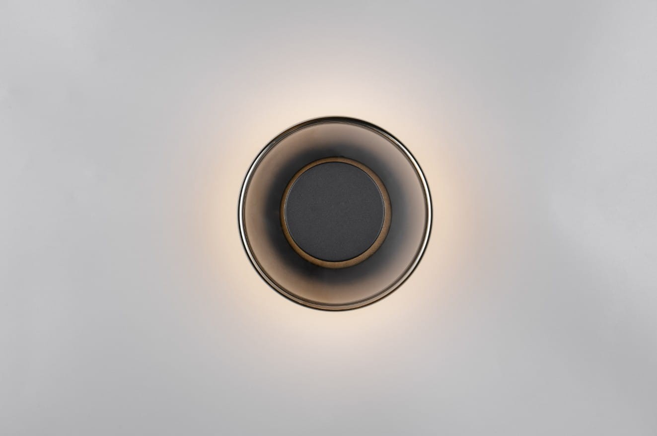 Plafon Celeste 1xLED/10W w kolorze czarnym z chromowanym wykończeniem. Okrągły kształt z centralnym czarnym elementem, emitujący delikatne światło wokół. Ujęcie z góry, na jednolitym tle.