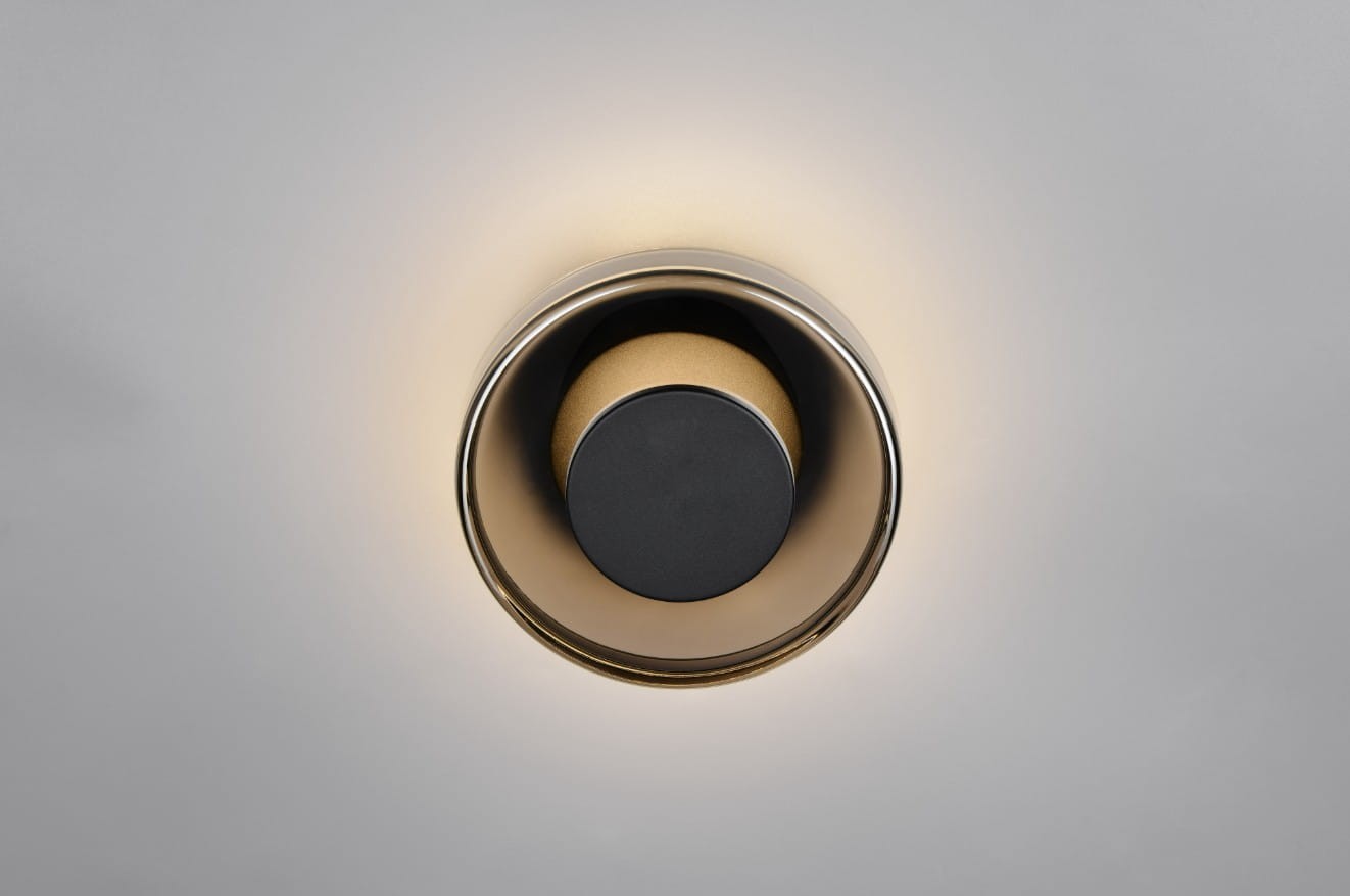 Plafon Celeste 1xLED/10W w kolorze czarnym i chromowanym, o okrągłym kształcie. Widok z góry, z wyraźnym centralnym elementem w czerni i otaczającą go metaliczną ramką. Emituje miękkie światło, montowany na suficie.