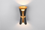 Kinkiet Coat 2xGU10 w kolorze czarnym z elementami złotymi. Produkt ma kształt zwężającego się stożka, montowany na ścianie, emitujący światło w górę i w dół. Wykonany z metalu, z widocznym złotym wnętrzem. Tło proste, jasne.