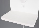 Kinkiet Comfort z portem USB-C, biały, z płaską półką. Ujęcie z przodu, pokazujące gładką powierzchnię oraz prostokątny kształt. Widoczny otwór na kabel oraz logo w formie okręgu. Tło szare, co podkreśla prostotę designu.