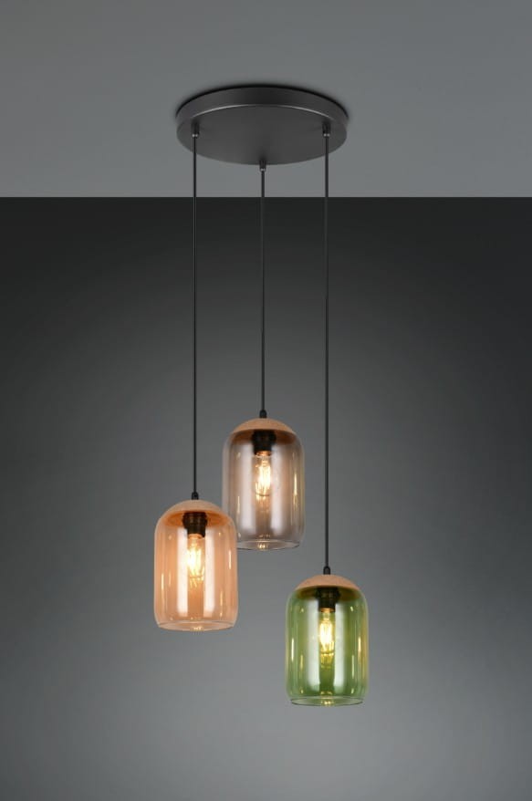 Lampa wisząca Cork z trzema kloszami w kolorach: pomarańczowym, szarym i zielonym, zawieszona na czarnych linkach. Klosze mają zaokrąglony kształt i przezroczyste wykończenie, umieszczone na okrągłej, czarnej podsufitce.