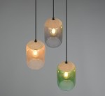 Lampa wisząca Cork z trzema kloszami E27 w kolorach: pomarańczowym, szarym i zielonym. Klosze mają korkowe elementy u góry, zawieszone na czarnych przewodach. Tło w odcieniu szarości, co podkreśla kolorystykę lampy.
