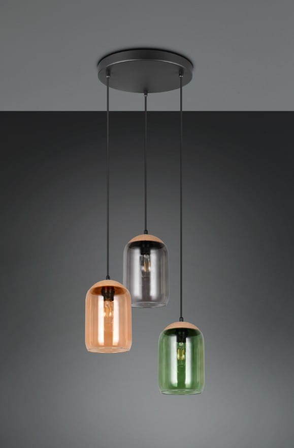 Lampa wisząca Cork z trzema kloszami w kolorach pomarańczowym, szarym i zielonym, zawieszona na czarnych linkach z metalowym sufitem. Klosze mają zaokrąglony kształt z drewnianymi elementami u góry. Idealna do nowoczesnych wnętrz.