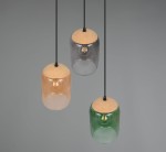 Lampa wisząca Cork z 3 kloszami w kolorze przezroczystym: różowym, szarym i zielonym, z korkowym wykończeniem u góry. Zawieszona na czarnych kablach. Klosze mają cylindryczny kształt, a lampa przeznaczona jest do montażu z trzema żarówkami E27.