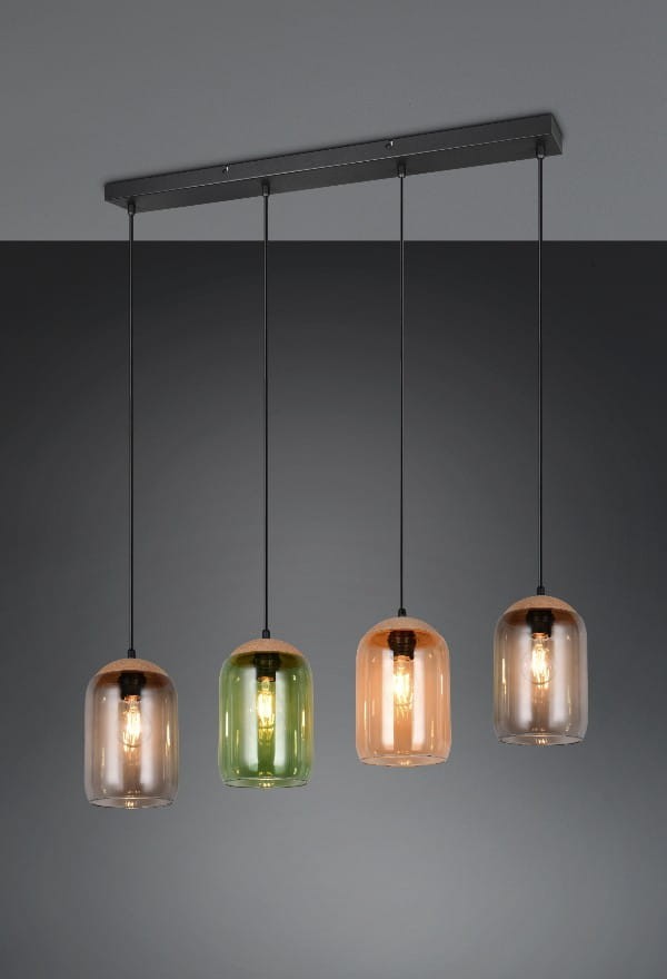 Cork lampa wisząca z czterema kloszami w kolorach: przezroczystym, zielonym, różowym i brązowym, zawieszona na czarnym stelażu. Klosze mają kształt cylindryczny, a całość wisi na cieńkich, czarnych linkach. Tło w ciemnoszarym kolorze.