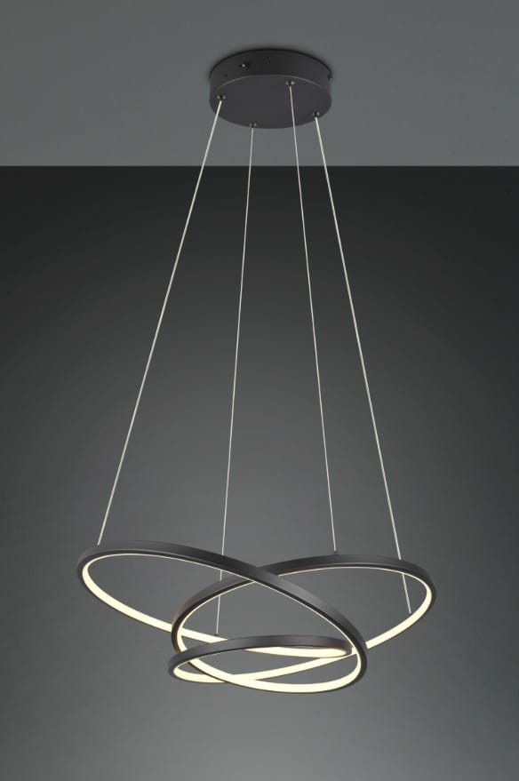 Lampa wisząca Darvin z czarnego metalu z dwiema okrągłymi obręczami LED w kolorze ciepłej bieli, zawieszona na cienkich linkach. Ujęcie z dołu, pokazujące unikalny kształt i podświetlenie obręczy. Tło ciemne, minimalistyczne.