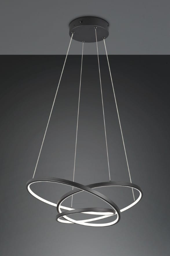 Lampa wisząca Darvin w kolorze czarnym, z jedną diodą LED o mocy 34W. Posiada trzy okręgi, które tworzą nowoczesny design. Zawieszona na cienkich linkach, idealna do aranżacji wnętrz. Tło w ciemnych odcieniach.