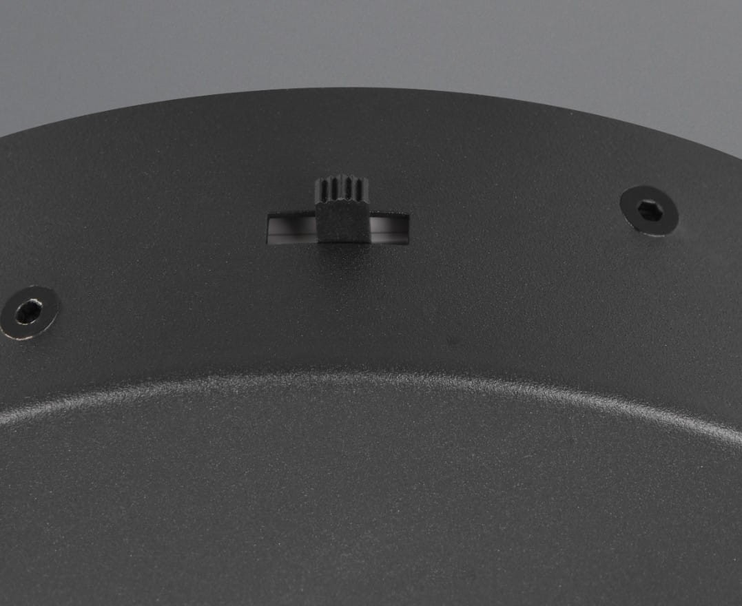 Czarna lampa wisząca Darvin z pojedynczym źródłem światła LED o mocy 34W. Widok z góry, ukazujący gładką powierzchnię oraz mechanizm regulacyjny z pokrętłem i otworami montażowymi. Idealna do nowoczesnych wnętrz.